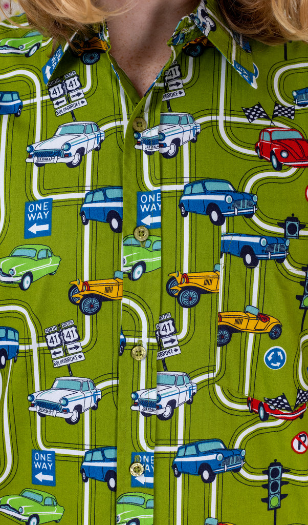 Close up shot of the kiwi car highway short sleeve shirt collar and button detailing.